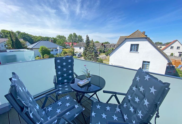 bestuhlter Balkon in ruhiger Lage