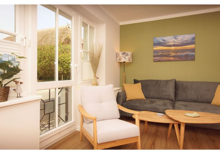 Wohnzimmer mit gemütlicher Couch Wohnzimmer mit gemütlicher Couch