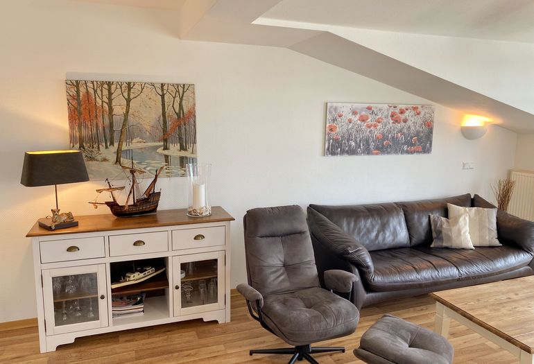 Wohnzimmer mit Couch für gemütliche Abende