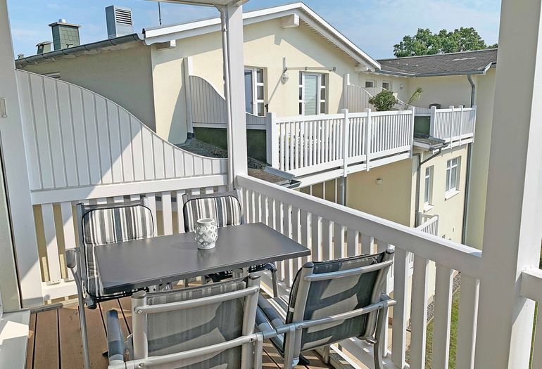 bestuhlter Balkon in ruhiger Lage bestuhlter Balkon in ruhiger Lage