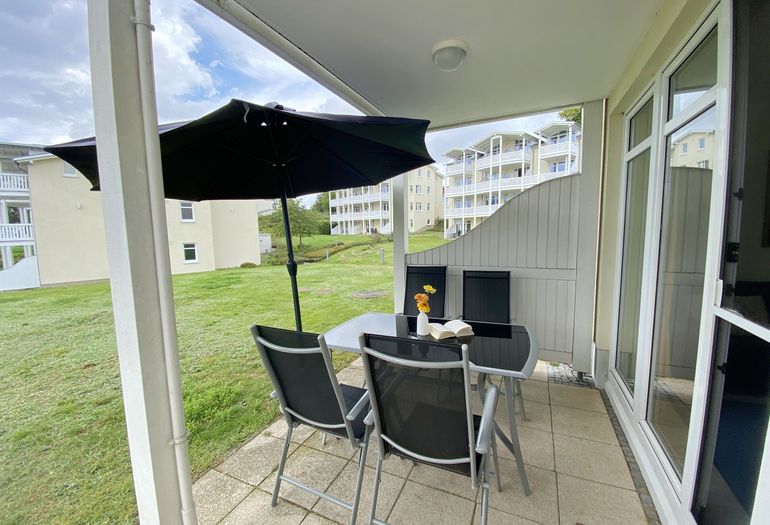 bestuhlte Terrasse mit Blick ins Grüne