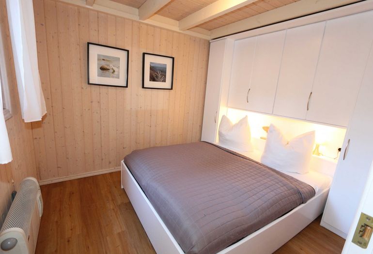 1. Schlafzimmer im Untergeschoss mit Doppelbett 1. Schlafzimmer im Untergeschoss mit Doppelbett