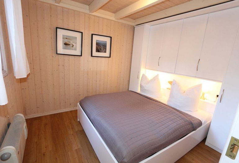 1. Schlafzimmer im Untergeschoss mit Doppelbett