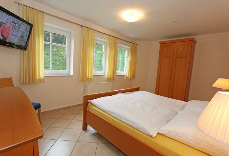 1. Schlafzimmer mit TV