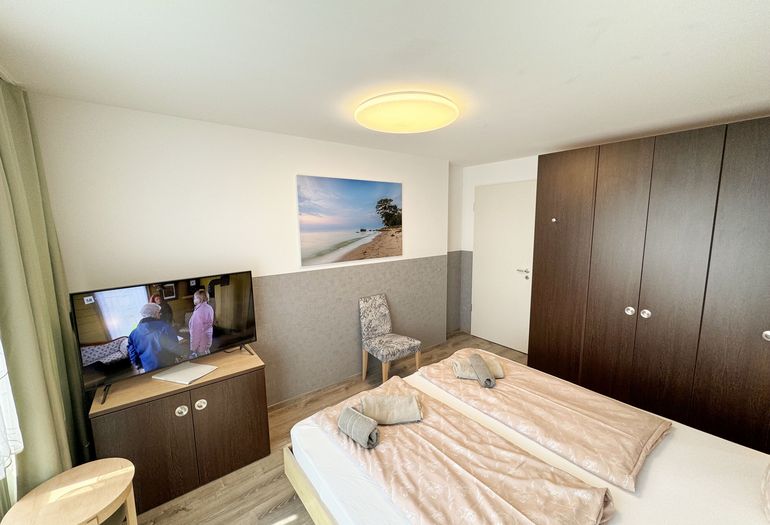 Schlafbereich mit Blick zum TV Schlafbereich mit Blick zum TV