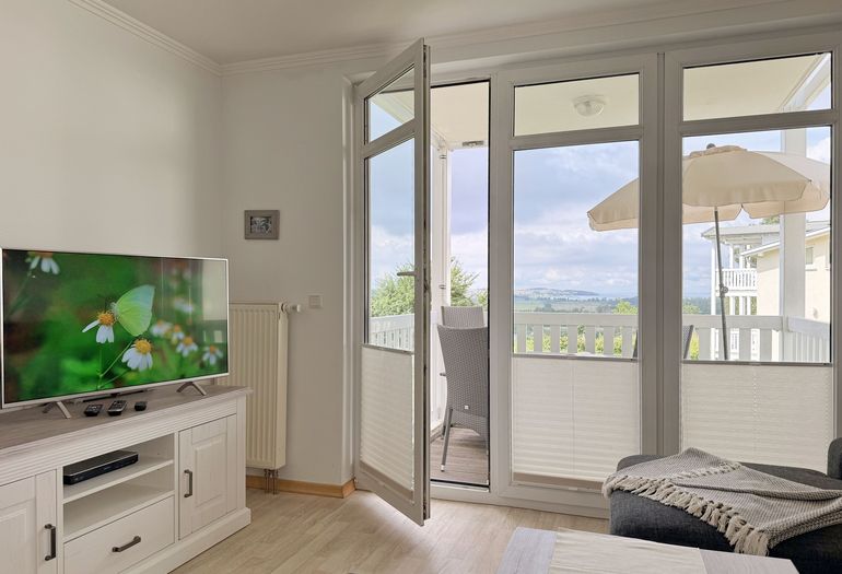 Blick zum Balkon vom Wohnbereich aus