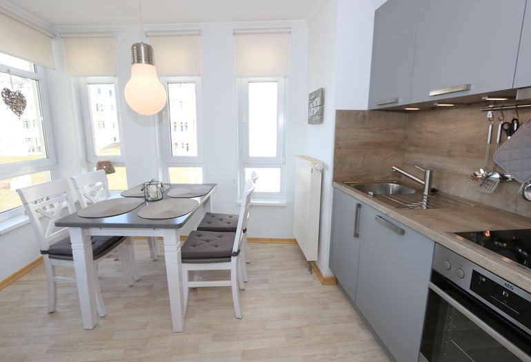 moderne Küchenzeile mit hochwertigen Geräten moderne Küchenzeile mit hochwertigen Geräten