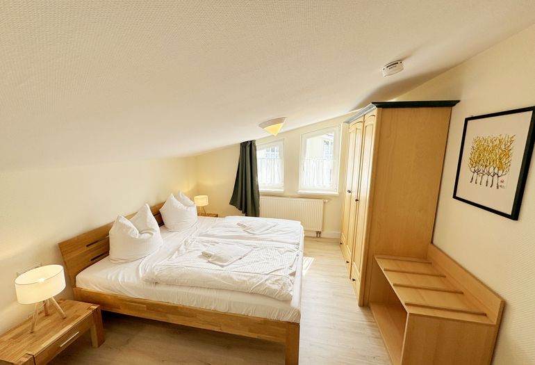 Schlafzimmer mit Kleiderschrank