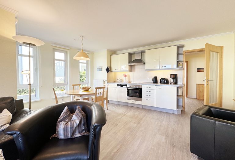 Wohnzimmer mit TV und Blick zur Küchenzeile Wohnzimmer mit TV und Blick zur Küchenzeile