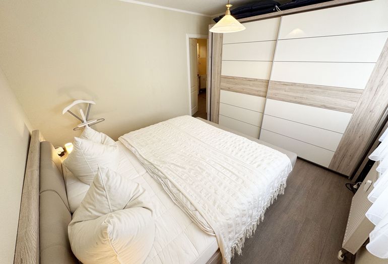Schlafzimmer mit Doppelbett und Kleiderschrank Schlafzimmer mit Doppelbett und Kleiderschrank