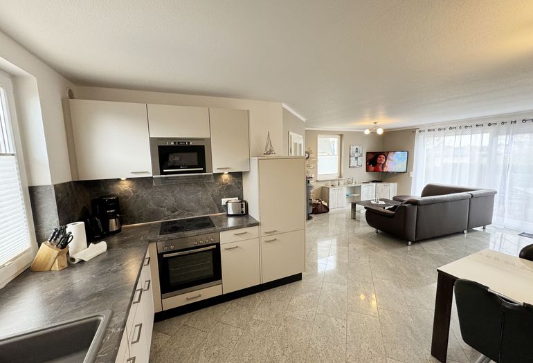 Küchenbereich mit Geschirrspüler