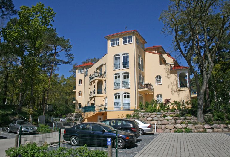 Blick vom Parkplatz zum Haus