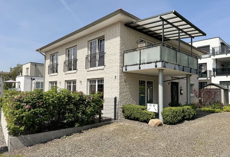 Villa Gina und die Parkplätze vor dem Haus