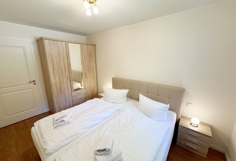 Schlafzimmer mit Kleiderschrank