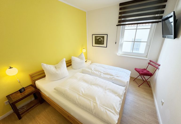 Schlafzimmer mit Doppelbett