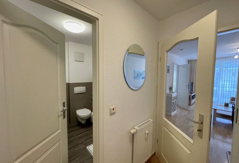 kleiner Flur mit Spiegel