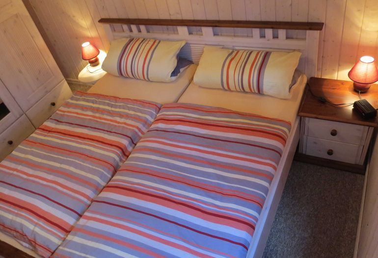 Schlafzimmer mit Doppelbett