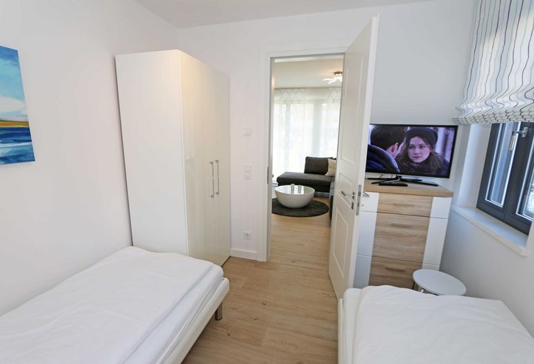 2. Schlafzimmer mit TV