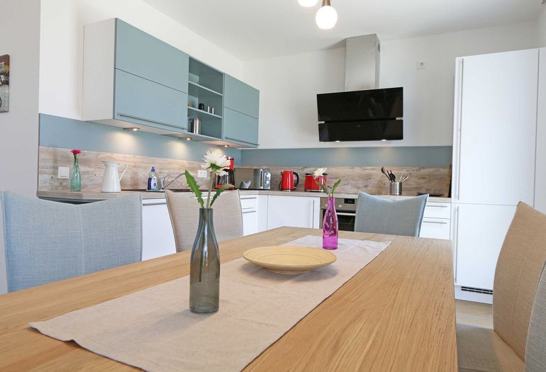 Esstisch mit Küchenzeile Esstisch mit Küchenzeile