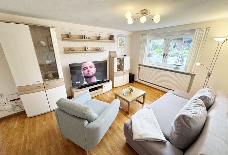modernes Wohnzimmer mit Couch
