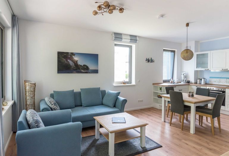 Wohnzimmer mit gemütlicher Couch