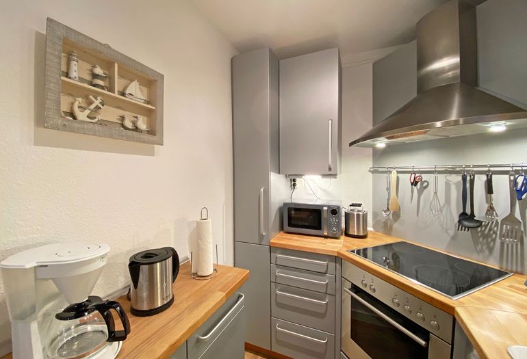 moderne Küchenzeile mit Kaffeemaschine, Toaster und Wasserkocher