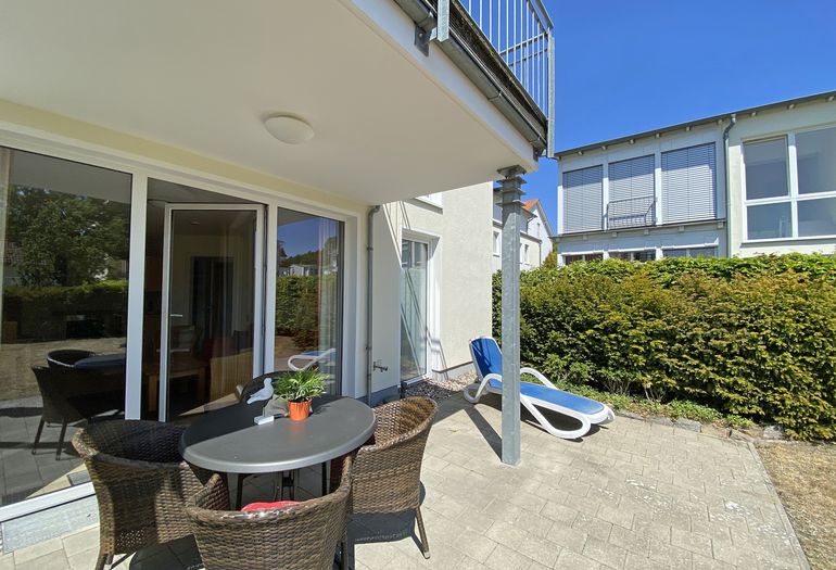 bestuhlte Terrasse mit Sonnenliege