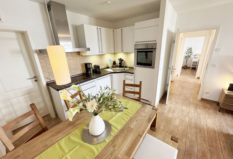 Esstisch und Küchenzeile