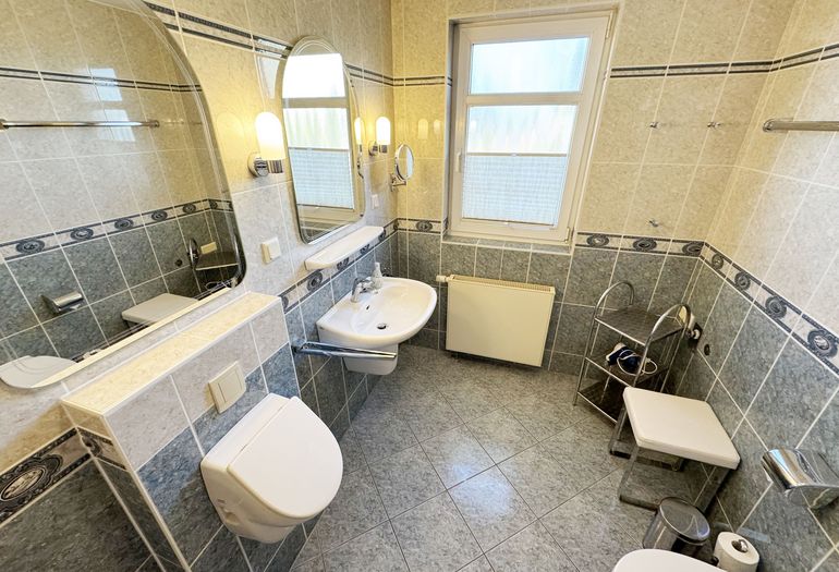 Badezimmer mit Dusche