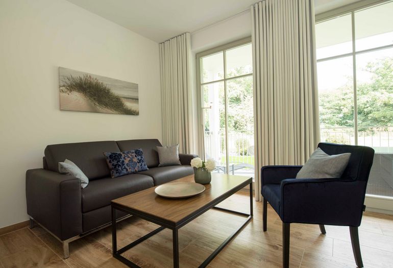 Wohnzimmer mit gemütlicher Couch