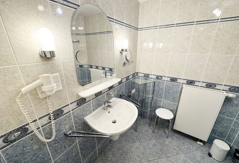 innenliegendes Badezimmer mit Waschbecken innenliegendes Badezimmer mit Waschbecken