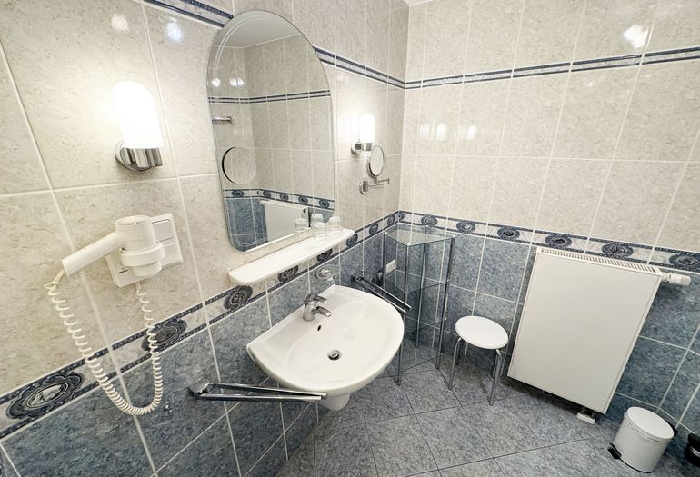 innenliegendes Badezimmer mit Waschbecken innenliegendes Badezimmer mit Waschbecken