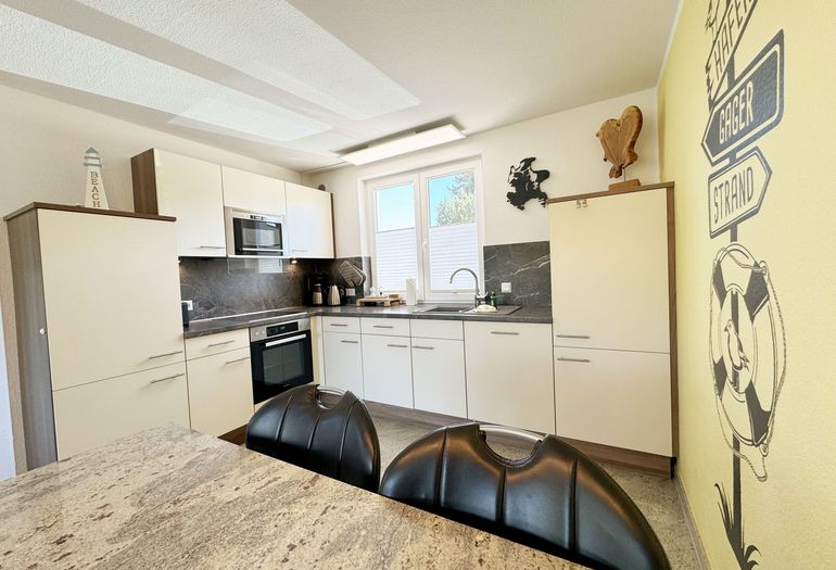 Küchenzeile mit Backofen und Geschirrspüler