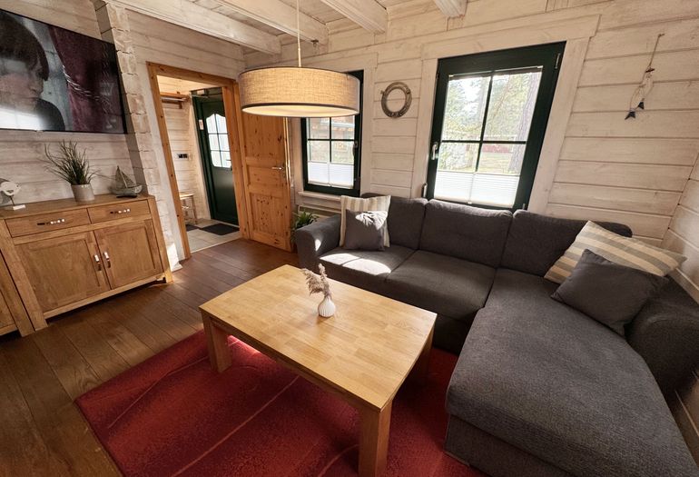 Wohnzimmer mit Couch und Sessel