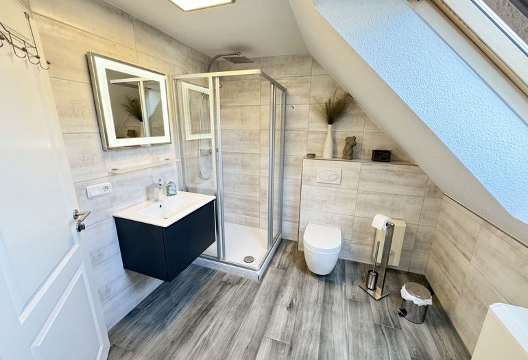 modernes Duschbad der Ferienwohnung