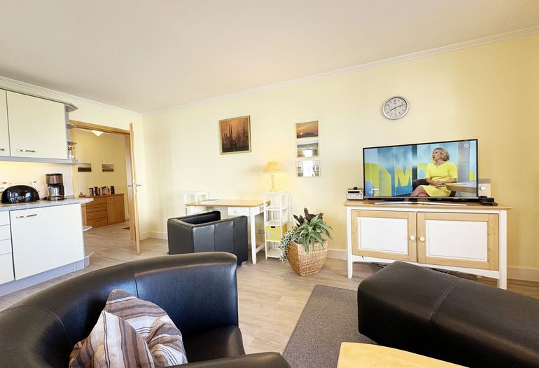 Wohnzimmer mit Couch und Sesel