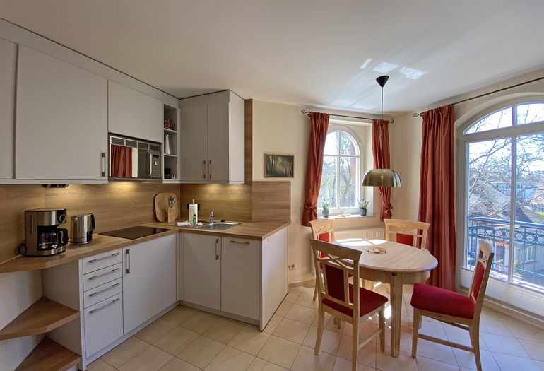 moderne Küchenzeile mit Esstisch moderne Küchenzeile mit Esstisch