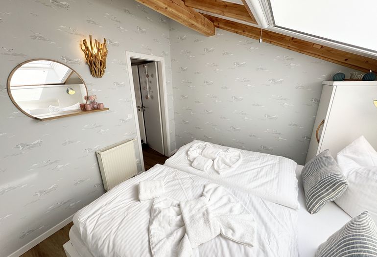 2. helles Schlafzimmer mit Spiegel