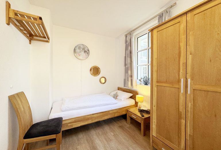 2. Schlafzimmer mit 2 Einzelbetten und Kleiderschrank