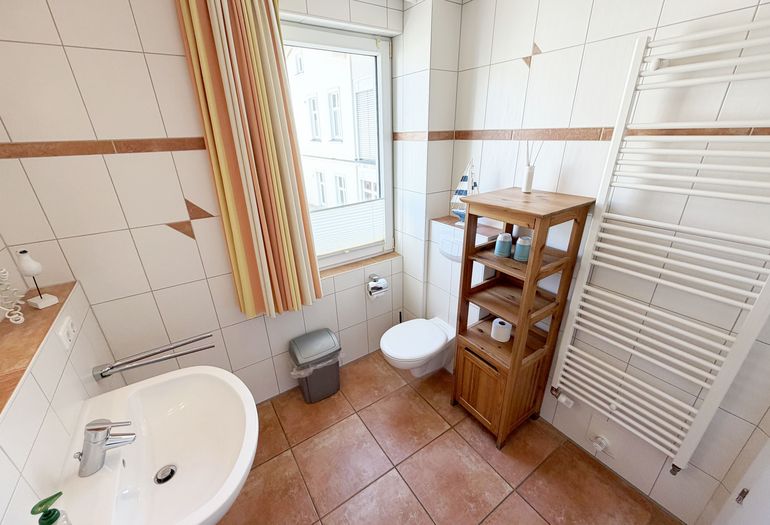 Tageslicht-Bad mit Waschbecken Tageslicht-Bad mit Waschbecken