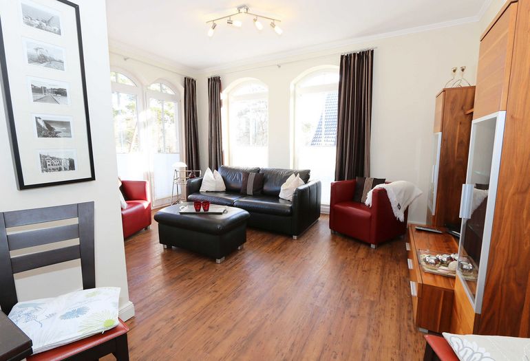Wohnzimmer mit Couch und TV