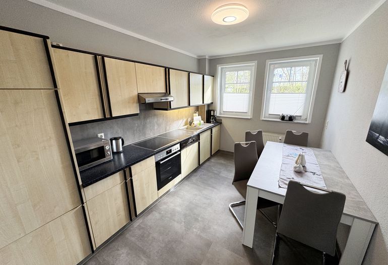 separate Küchenzeile mit Esstisch