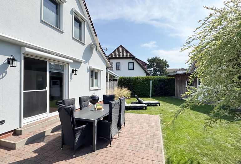 bestuhlte Terrasse (Süd) mit elektrischer Markise bestuhlte Terrasse (Süd) mit elektrischer Markise