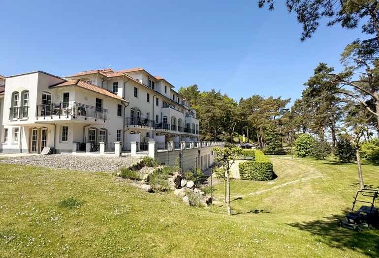 Blick vom Grünen auf das Haus Meeresblick