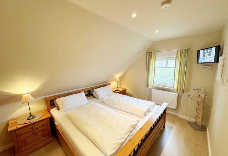 Schlafzimmer mit bequemen Doppelbett