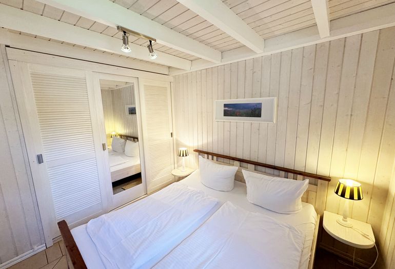 Ferienhaus Sandkörnchen - 1. Schlafzimmer mit Doppelbett