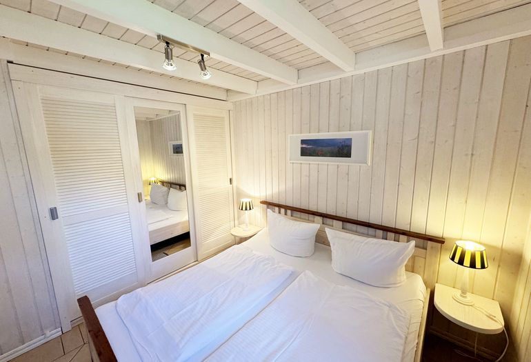 Ferienhaus Sandkörnchen - 1. Schlafzimmer mit Doppelbett