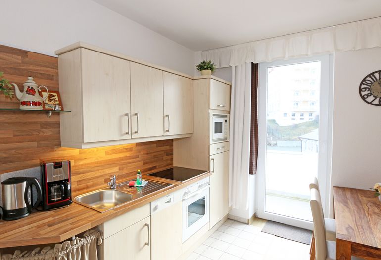 Küchenzeile mit Backofen