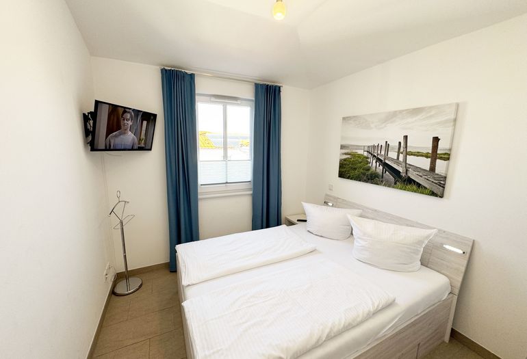 2.Schlafzimmer mit Doppelbett und Smart-TV