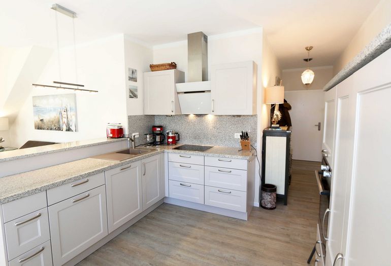 moderne Küchenzeile mit allem was zum Kochen benötigt wird moderne Küchenzeile mit allem was zum Kochen benötigt wird